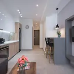 Bourn, Nilie Hospitality Mgmt Apartman